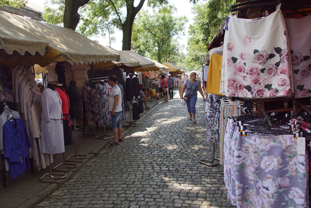 Kiedy w innych miastach targowiska umierają „śmiercią naturalną” wypierane prze wielkie supermarkety i galerie handlowe w naszym mieście handel pod chmurką ma się świetnie! Co czwartek Wirek tętni życiem.