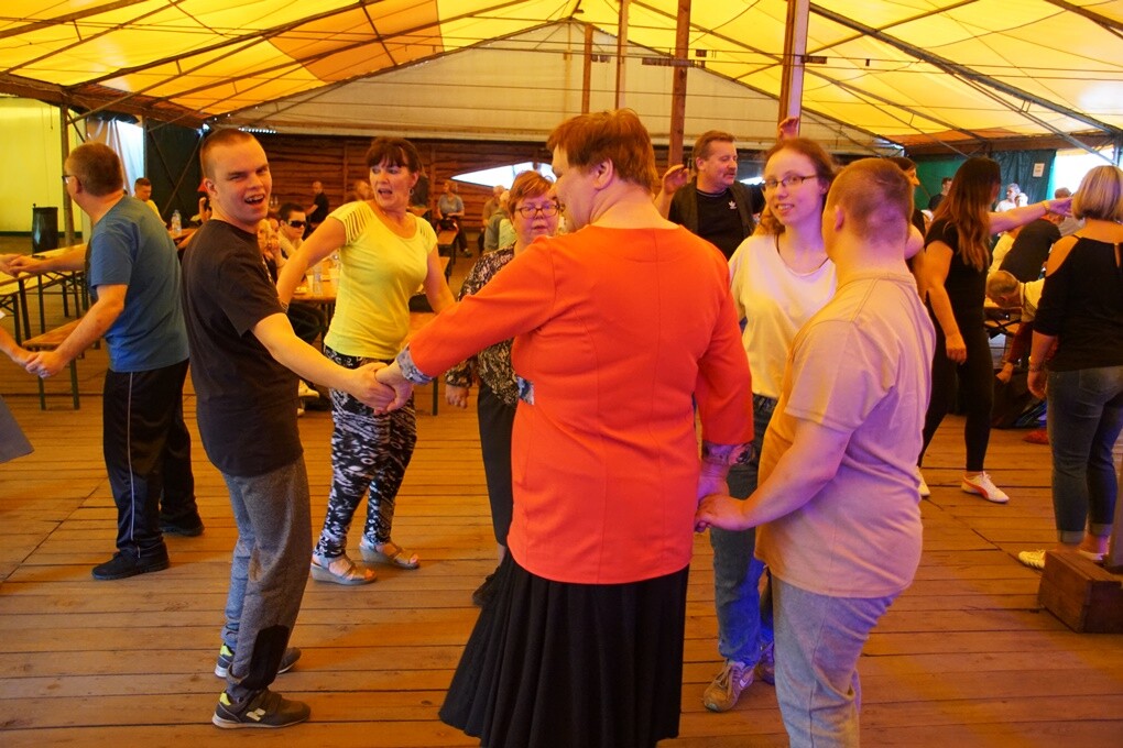 Taniec, muzyka i mnóstwo dobrej zabawy! Tak było na "Pikniku Integracyjnym” Rudzkiego Zakładu Aktywności Zawodowej, który odbył się na stadionie "Grunwald” w Halembie. Impreza zorganizowana została w ramach Tygodnia Godności Osób Niepełnosprawnych.