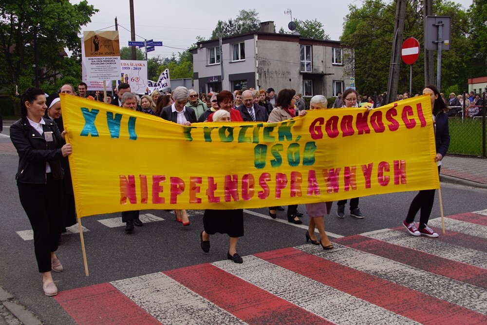 Dzisiaj klucze do Rudy Śląskiej znalazły się w posiadaniu osób niepełnosprawnych. Już po raz szesnasty w naszym mieście uroczyście zainaugurowano w ten sposób Tydzień Godności Osób Niepełnosprawnych.