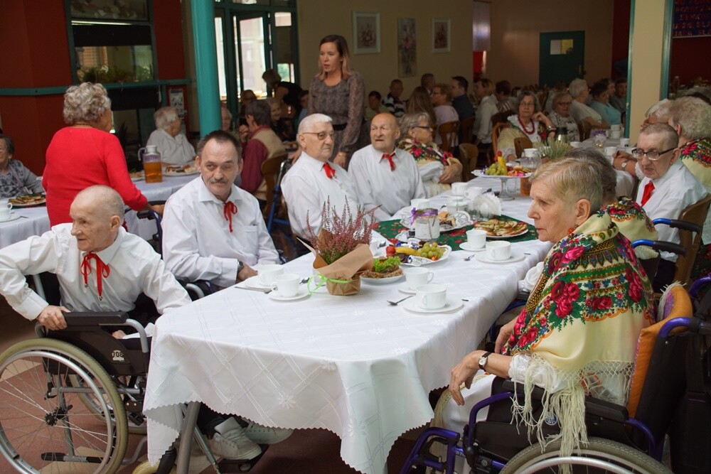 XVII Tydzień Godności Osób z Niepełnosprawnością rozpoczęty! Dzisiaj niepełnosprawni mieszkańcy Rudy Śląskiej otrzymali symboliczny klucz do bram miasta. Tegoroczne obchody święta niepełnosprawnych połączone zostały z jubileuszem 35-lecia działalności DPS "Senior".