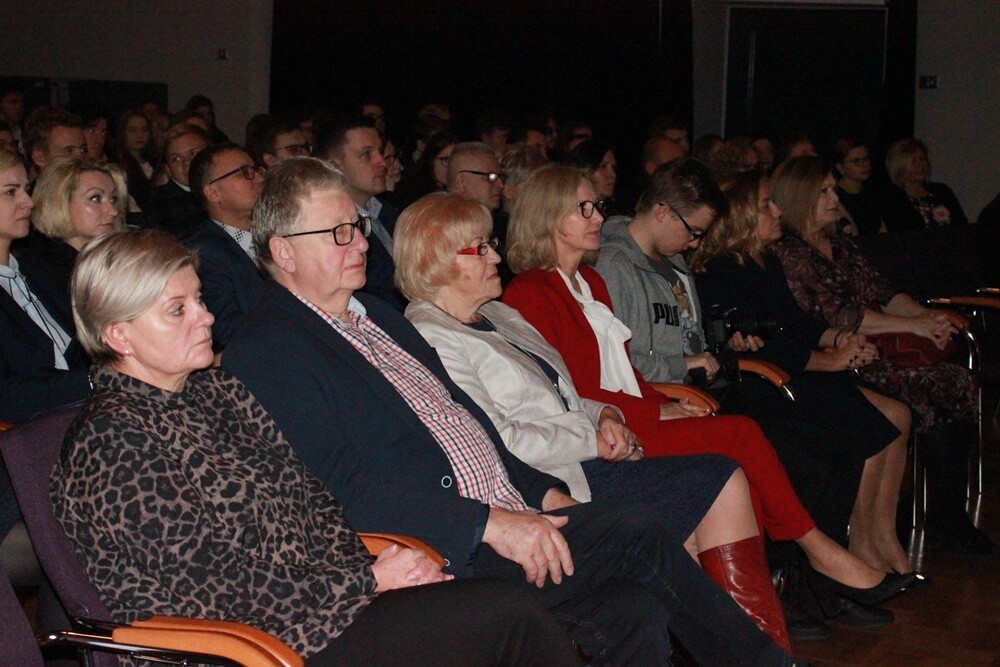 "To tu rodziła się Polska" - wzruszający spektakl nawiązujący do powstań śląskich przedstawiła dzisiaj młodzież w Domu Kultury w Bielszowicach. To wspólne przedsięwzięcie uczniów rudzkiego Morcinka i Śląskich Technicznych Zakładów Naukowych.