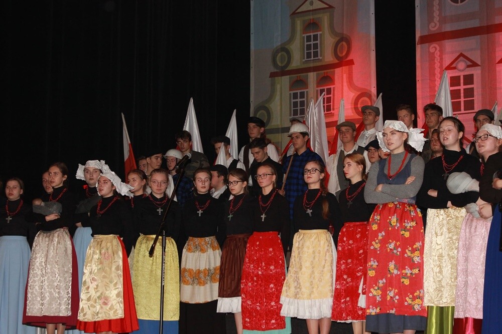 "To tu rodziła się Polska" - wzruszający spektakl nawiązujący do powstań śląskich przedstawiła dzisiaj młodzież w Domu Kultury w Bielszowicach. To wspólne przedsięwzięcie uczniów rudzkiego Morcinka i Śląskich Technicznych Zakładów Naukowych.