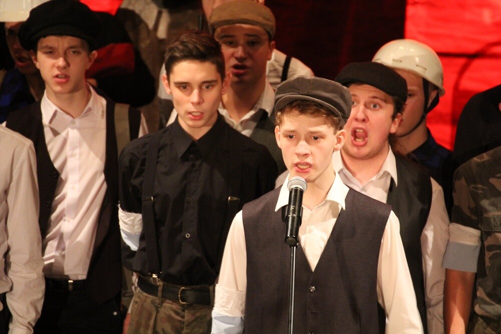 "To tu rodziła się Polska" - wzruszający spektakl nawiązujący do powstań śląskich przedstawiła dzisiaj młodzież w Domu Kultury w Bielszowicach. To wspólne przedsięwzięcie uczniów rudzkiego Morcinka i Śląskich Technicznych Zakładów Naukowych.