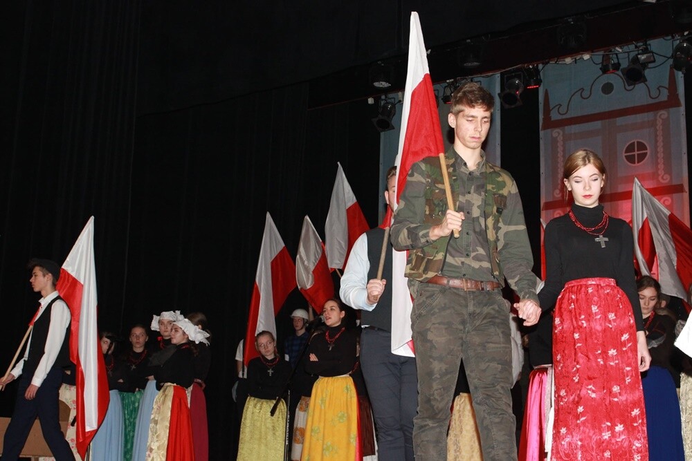 "To tu rodziła się Polska" - wzruszający spektakl nawiązujący do powstań śląskich przedstawiła dzisiaj młodzież w Domu Kultury w Bielszowicach. To wspólne przedsięwzięcie uczniów rudzkiego Morcinka i Śląskich Technicznych Zakładów Naukowych.