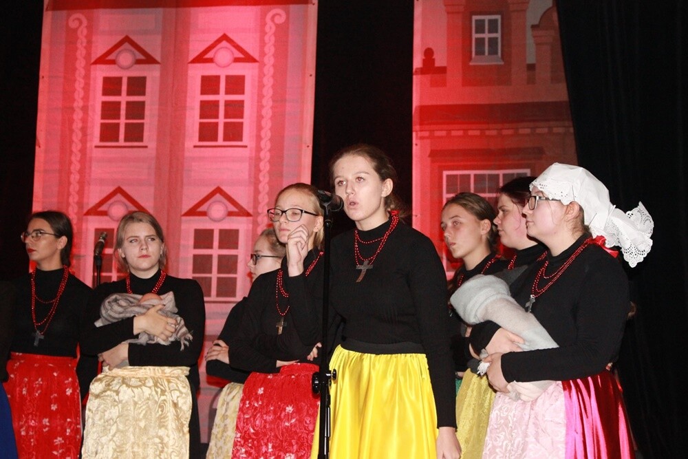 "To tu rodziła się Polska" - wzruszający spektakl nawiązujący do powstań śląskich przedstawiła dzisiaj młodzież w Domu Kultury w Bielszowicach. To wspólne przedsięwzięcie uczniów rudzkiego Morcinka i Śląskich Technicznych Zakładów Naukowych.