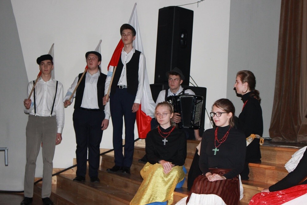 "To tu rodziła się Polska" - wzruszający spektakl nawiązujący do powstań śląskich przedstawiła dzisiaj młodzież w Domu Kultury w Bielszowicach. To wspólne przedsięwzięcie uczniów rudzkiego Morcinka i Śląskich Technicznych Zakładów Naukowych.