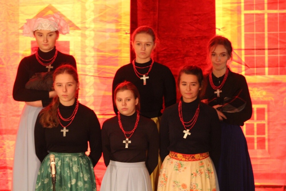 "To tu rodziła się Polska" - wzruszający spektakl nawiązujący do powstań śląskich przedstawiła dzisiaj młodzież w Domu Kultury w Bielszowicach. To wspólne przedsięwzięcie uczniów rudzkiego Morcinka i Śląskich Technicznych Zakładów Naukowych.