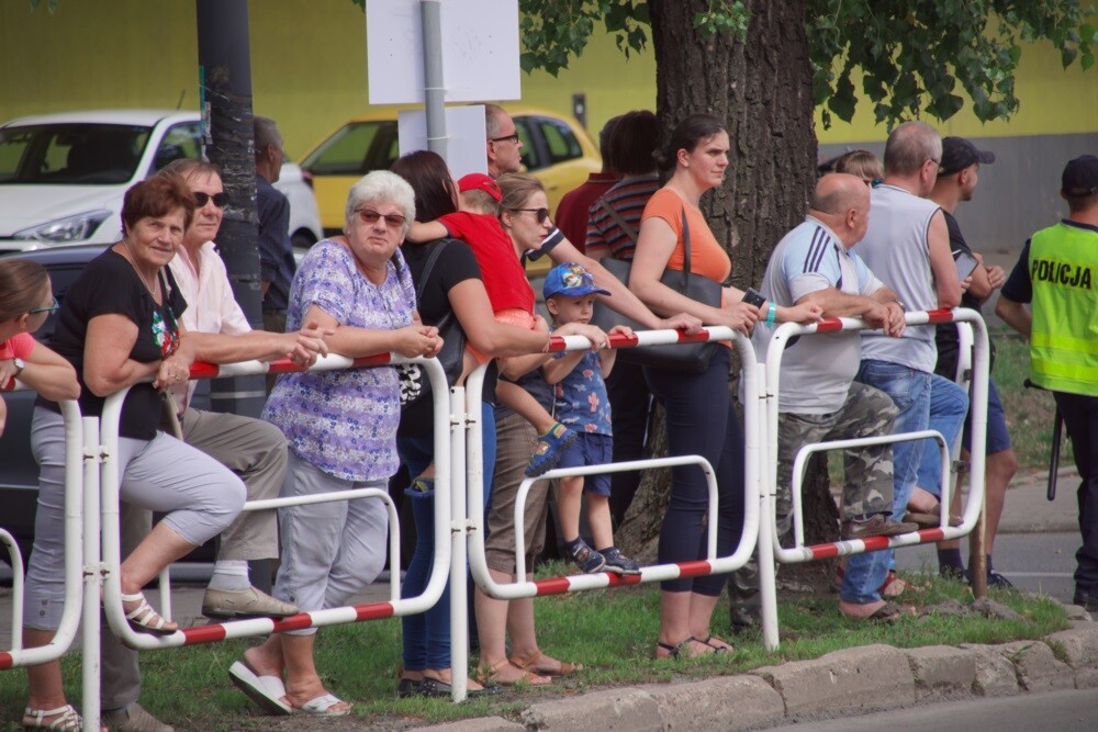 Dzisiaj przez Rudę Śląską przejechał jeden z największych światowych wyścigów kolarskich - Tour de Pologne. Nasze miasto znalazło się na trasie III etapu, wiodącego ze Stadionu Śląskiego do Zabrza. Mieszkańcy tłumnie kibicowali kolarzom. Niestety wyścig zakończył się tragicznie.