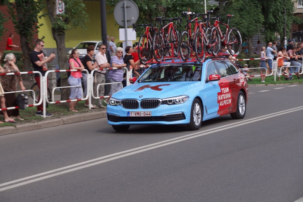 Dzisiaj przez Rudę Śląską przejechał jeden z największych światowych wyścigów kolarskich - Tour de Pologne. Nasze miasto znalazło się na trasie III etapu, wiodącego ze Stadionu Śląskiego do Zabrza. Mieszkańcy tłumnie kibicowali kolarzom. Niestety wyścig zakończył się tragicznie.