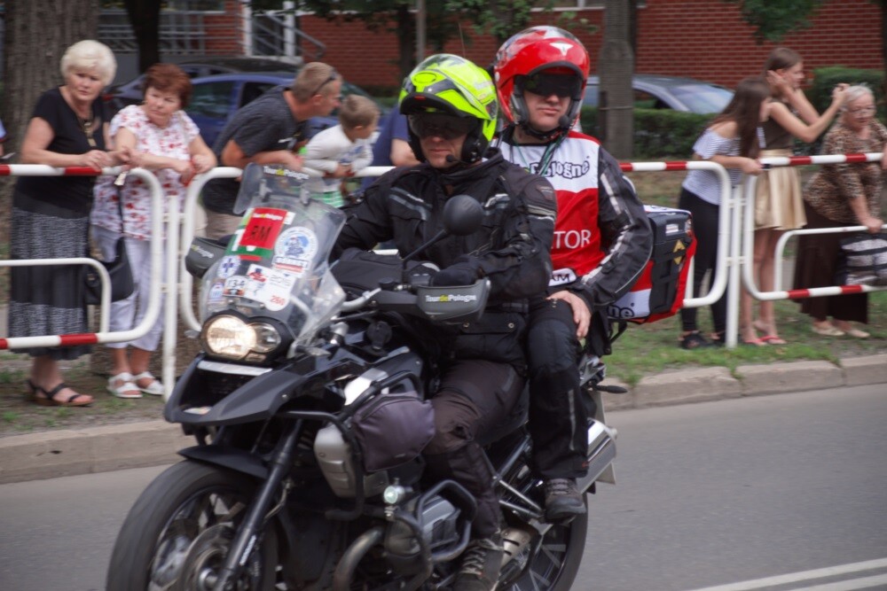 Dzisiaj przez Rudę Śląską przejechał jeden z największych światowych wyścigów kolarskich - Tour de Pologne. Nasze miasto znalazło się na trasie III etapu, wiodącego ze Stadionu Śląskiego do Zabrza. Mieszkańcy tłumnie kibicowali kolarzom. Niestety wyścig zakończył się tragicznie.