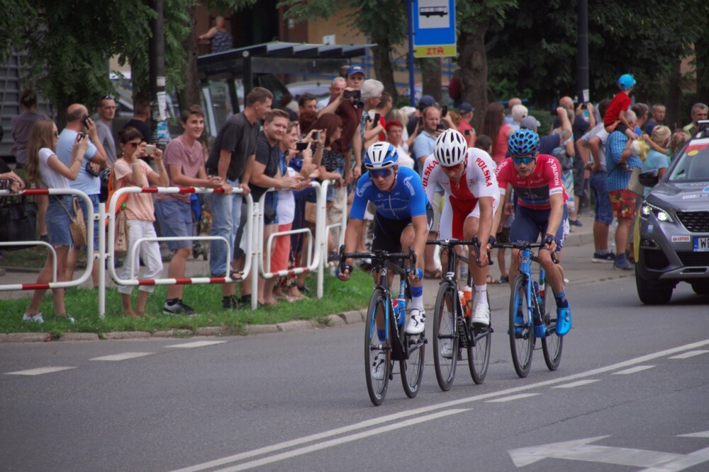 Dzisiaj przez Rudę Śląską przejechał jeden z największych światowych wyścigów kolarskich - Tour de Pologne. Nasze miasto znalazło się na trasie III etapu, wiodącego ze Stadionu Śląskiego do Zabrza. Mieszkańcy tłumnie kibicowali kolarzom. Niestety wyścig zakończył się tragicznie.