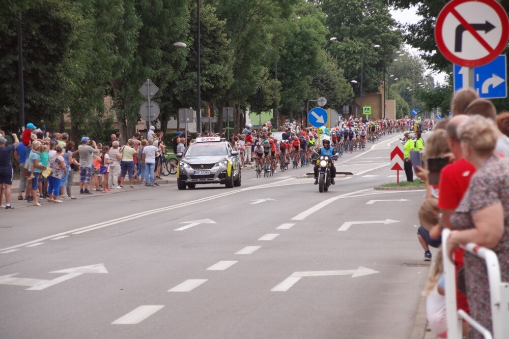 Dzisiaj przez Rudę Śląską przejechał jeden z największych światowych wyścigów kolarskich - Tour de Pologne. Nasze miasto znalazło się na trasie III etapu, wiodącego ze Stadionu Śląskiego do Zabrza. Mieszkańcy tłumnie kibicowali kolarzom. Niestety wyścig zakończył się tragicznie.