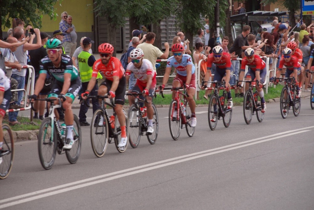 Dzisiaj przez Rudę Śląską przejechał jeden z największych światowych wyścigów kolarskich - Tour de Pologne. Nasze miasto znalazło się na trasie III etapu, wiodącego ze Stadionu Śląskiego do Zabrza. Mieszkańcy tłumnie kibicowali kolarzom. Niestety wyścig zakończył się tragicznie.