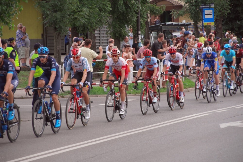 Dzisiaj przez Rudę Śląską przejechał jeden z największych światowych wyścigów kolarskich - Tour de Pologne. Nasze miasto znalazło się na trasie III etapu, wiodącego ze Stadionu Śląskiego do Zabrza. Mieszkańcy tłumnie kibicowali kolarzom. Niestety wyścig zakończył się tragicznie.
