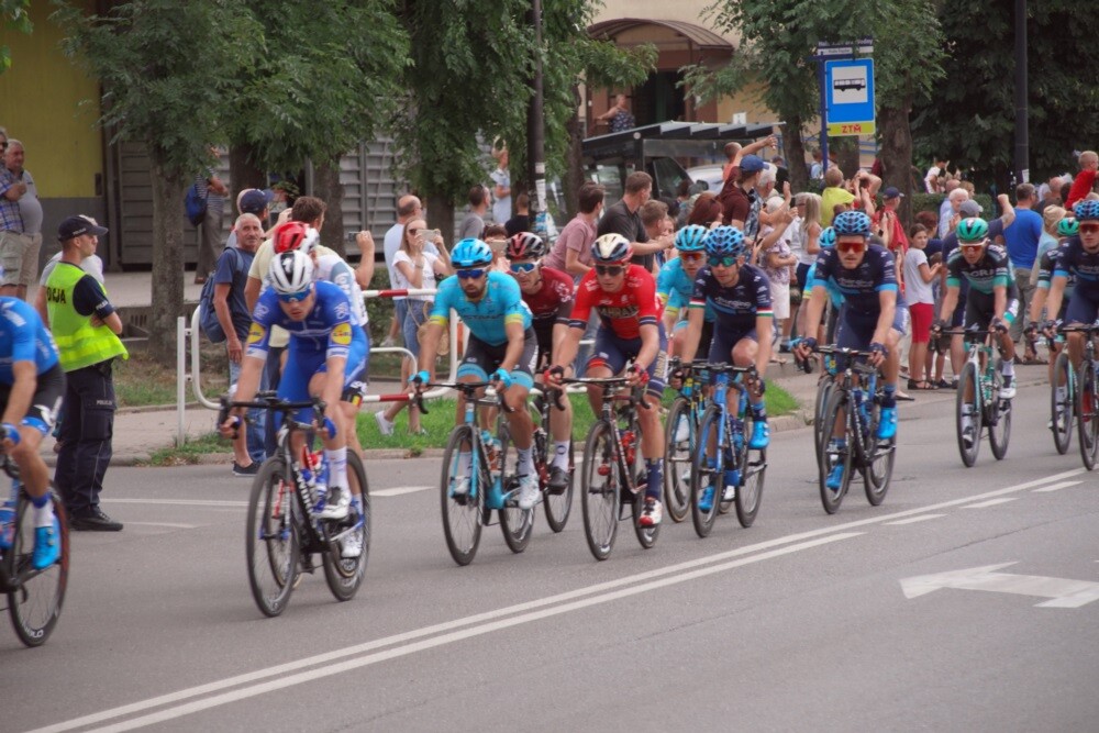 Dzisiaj przez Rudę Śląską przejechał jeden z największych światowych wyścigów kolarskich - Tour de Pologne. Nasze miasto znalazło się na trasie III etapu, wiodącego ze Stadionu Śląskiego do Zabrza. Mieszkańcy tłumnie kibicowali kolarzom. Niestety wyścig zakończył się tragicznie.