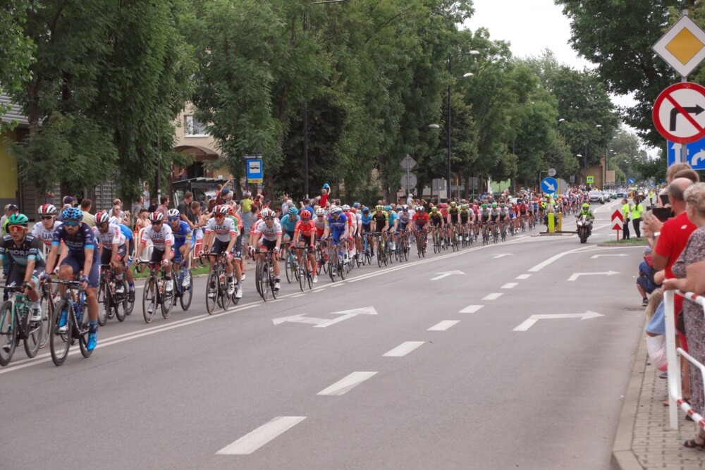 Dzisiaj przez Rudę Śląską przejechał jeden z największych światowych wyścigów kolarskich - Tour de Pologne. Nasze miasto znalazło się na trasie III etapu, wiodącego ze Stadionu Śląskiego do Zabrza. Mieszkańcy tłumnie kibicowali kolarzom. Niestety wyścig zakończył się tragicznie.