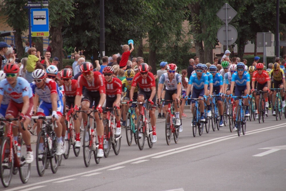 Dzisiaj przez Rudę Śląską przejechał jeden z największych światowych wyścigów kolarskich - Tour de Pologne. Nasze miasto znalazło się na trasie III etapu, wiodącego ze Stadionu Śląskiego do Zabrza. Mieszkańcy tłumnie kibicowali kolarzom. Niestety wyścig zakończył się tragicznie.