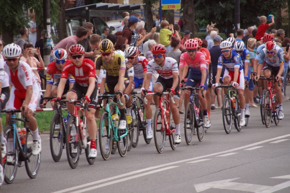 Dzisiaj przez Rudę Śląską przejechał jeden z największych światowych wyścigów kolarskich - Tour de Pologne. Nasze miasto znalazło się na trasie III etapu, wiodącego ze Stadionu Śląskiego do Zabrza. Mieszkańcy tłumnie kibicowali kolarzom. Niestety wyścig zakończył się tragicznie.