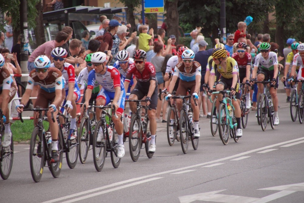 Dzisiaj przez Rudę Śląską przejechał jeden z największych światowych wyścigów kolarskich - Tour de Pologne. Nasze miasto znalazło się na trasie III etapu, wiodącego ze Stadionu Śląskiego do Zabrza. Mieszkańcy tłumnie kibicowali kolarzom. Niestety wyścig zakończył się tragicznie.