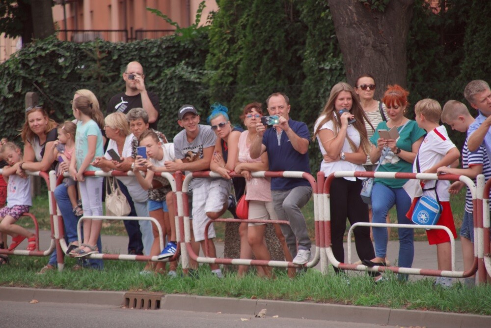 Dzisiaj przez Rudę Śląską przejechał jeden z największych światowych wyścigów kolarskich - Tour de Pologne. Nasze miasto znalazło się na trasie III etapu, wiodącego ze Stadionu Śląskiego do Zabrza. Mieszkańcy tłumnie kibicowali kolarzom. Niestety wyścig zakończył się tragicznie.