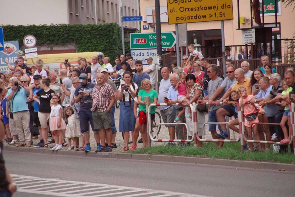 Dzisiaj przez Rudę Śląską przejechał jeden z największych światowych wyścigów kolarskich - Tour de Pologne. Nasze miasto znalazło się na trasie III etapu, wiodącego ze Stadionu Śląskiego do Zabrza. Mieszkańcy tłumnie kibicowali kolarzom. Niestety wyścig zakończył się tragicznie.