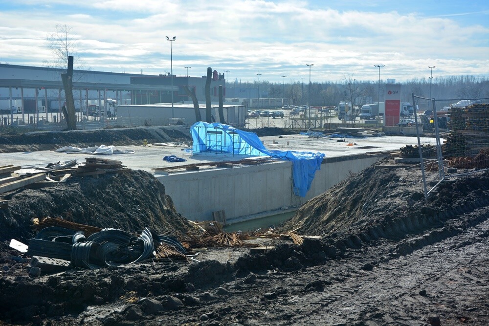 Dzięki sprzyjającym warunkom pogodowym prace przy budowie pierwszego odcinka trasy N-S na północ od DTŚ / fot. Jacek Knapik.