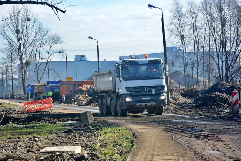 Dzięki sprzyjającym warunkom pogodowym prace przy budowie pierwszego odcinka trasy N-S na północ od DTŚ. / fot. Jacek Knapik