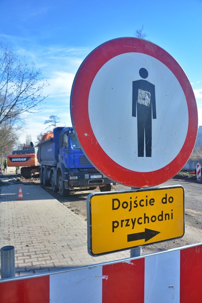 Dzięki sprzyjającym warunkom pogodowym prace przy budowie pierwszego odcinka trasy N-S na północ od DTŚ. / fot. Jacek Knapik