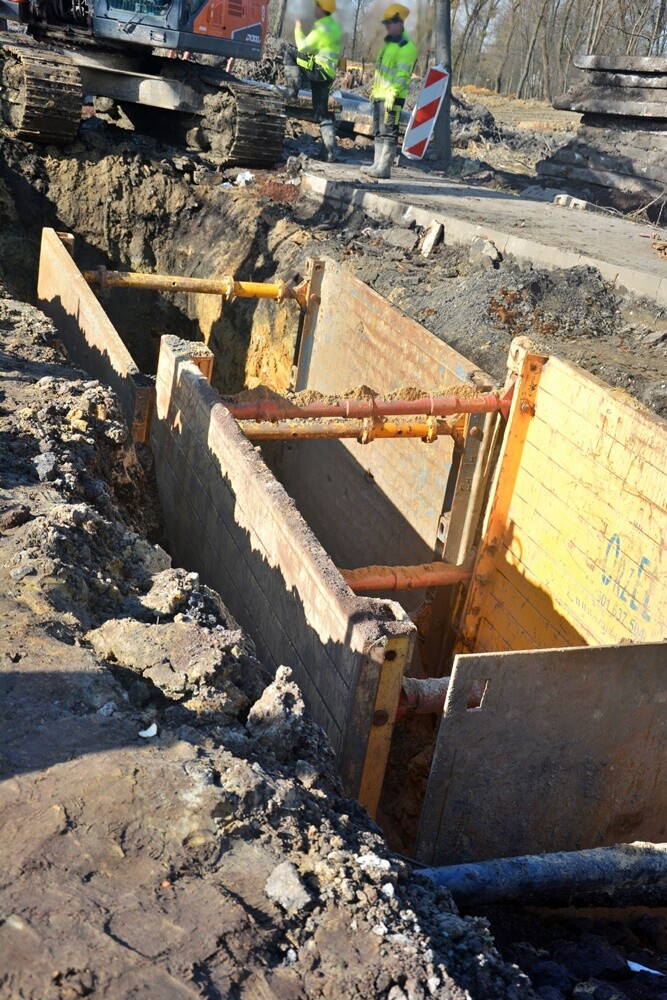 Dzięki sprzyjającym warunkom pogodowym prace przy budowie pierwszego odcinka trasy N-S na północ od DTŚ. / fot. Jacek Knapik