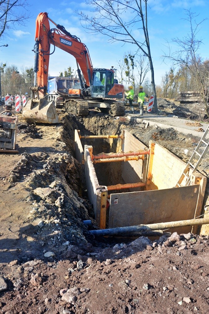 Dzięki sprzyjającym warunkom pogodowym prace przy budowie pierwszego odcinka trasy N-S na północ od DTŚ. / fot. Jacek Knapik