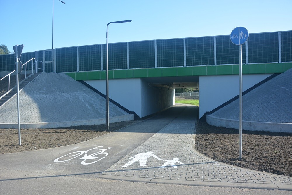 Jutro odbędzie się uroczyste otwarcie kolejnego odcinku trasy N-S. Obecnie na drodze trwają ostatnie prace porządkowe. fot. Jacek Knapik