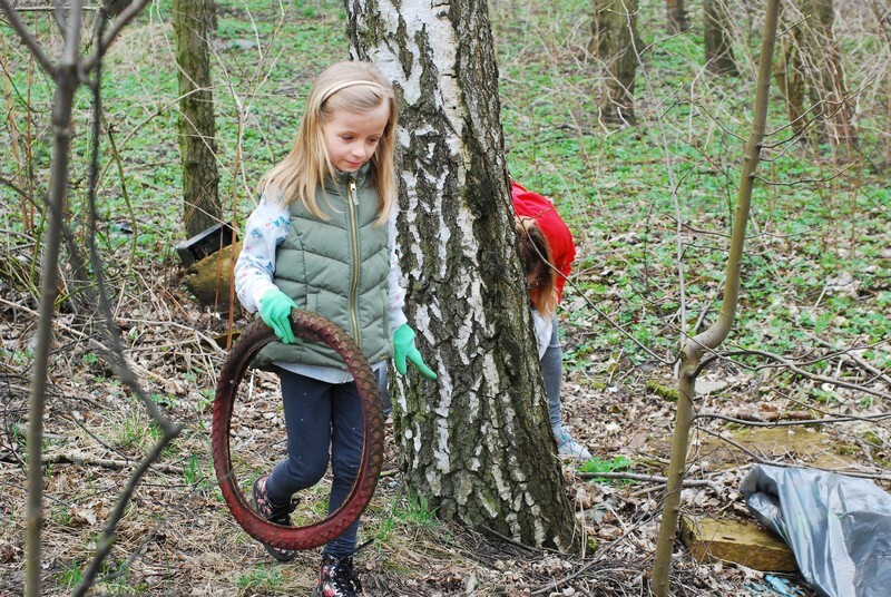 W kilka minut zapełnionych zostało kilkanaście olbrzymich worków na śmieci