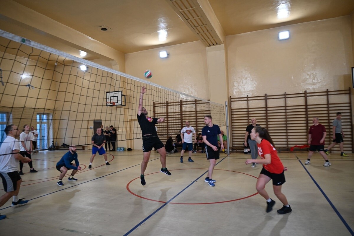 Finałowi WOŚP towarzyszyć będzie wiele pobocznych imprez. Jedną z nich będzie mecz siatkówki pomiędzy sztabami z Rudy Śląskiej oraz Świętochłowic. / fot. FB Michał Pierończyk