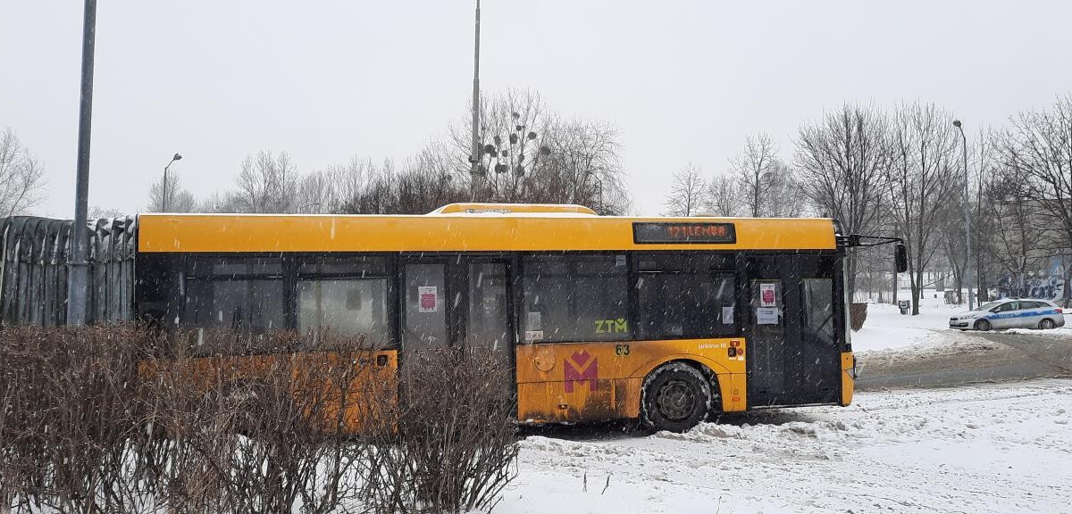 Autobus linii 121 kierunek Halemba Pętla około godziny 9:00 uległ awarii na rondzie Powstańców Śląskich w Rudzie Śląskiej.