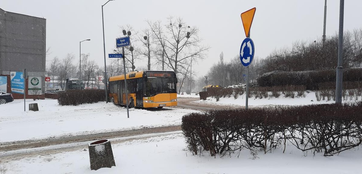 Autobus linii 121 kierunek Halemba Pętla około godziny 9:00 uległ awarii na rondzie Powstańców Śląskich w Rudzie Śląskiej.