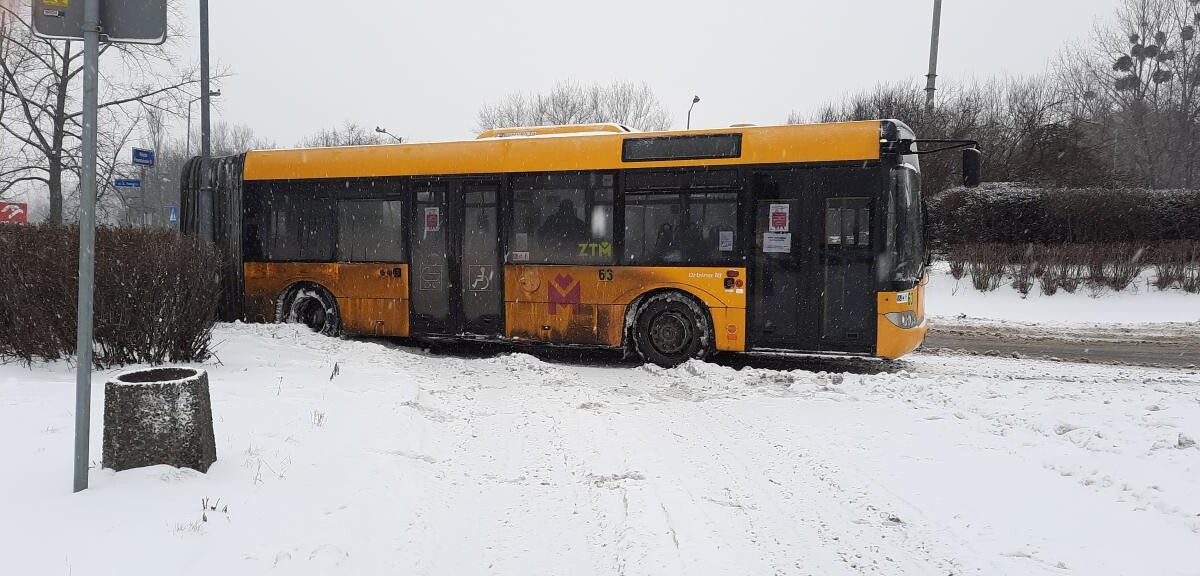 Autobus linii 121 kierunek Halemba Pętla około godziny 9:00 uległ awarii na rondzie Powstańców Śląskich w Rudzie Śląskiej.