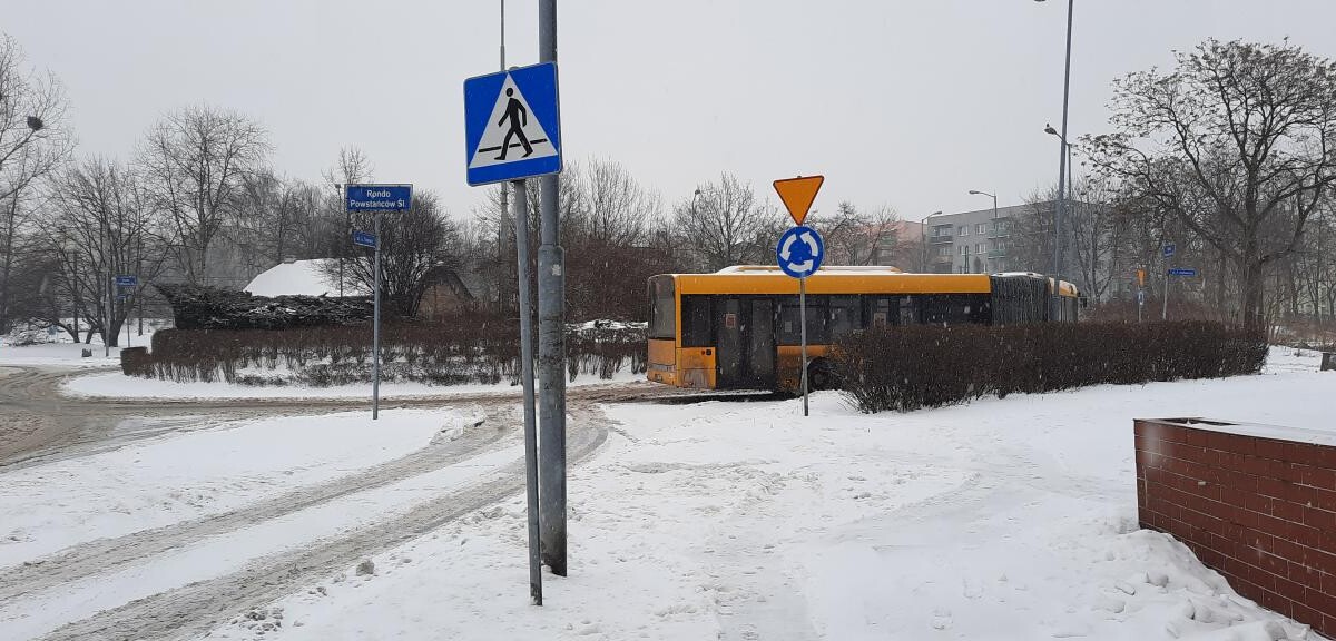 Autobus linii 121 kierunek Halemba Pętla około godziny 9:00 uległ awarii na rondzie Powstańców Śląskich w Rudzie Śląskiej.
