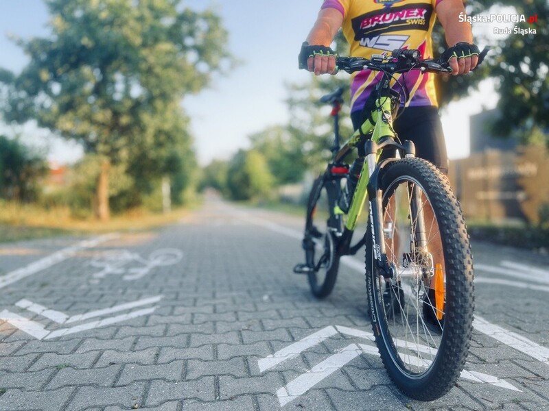 Trwa sezon rowerowy. Policja przypomina o zasadach!
