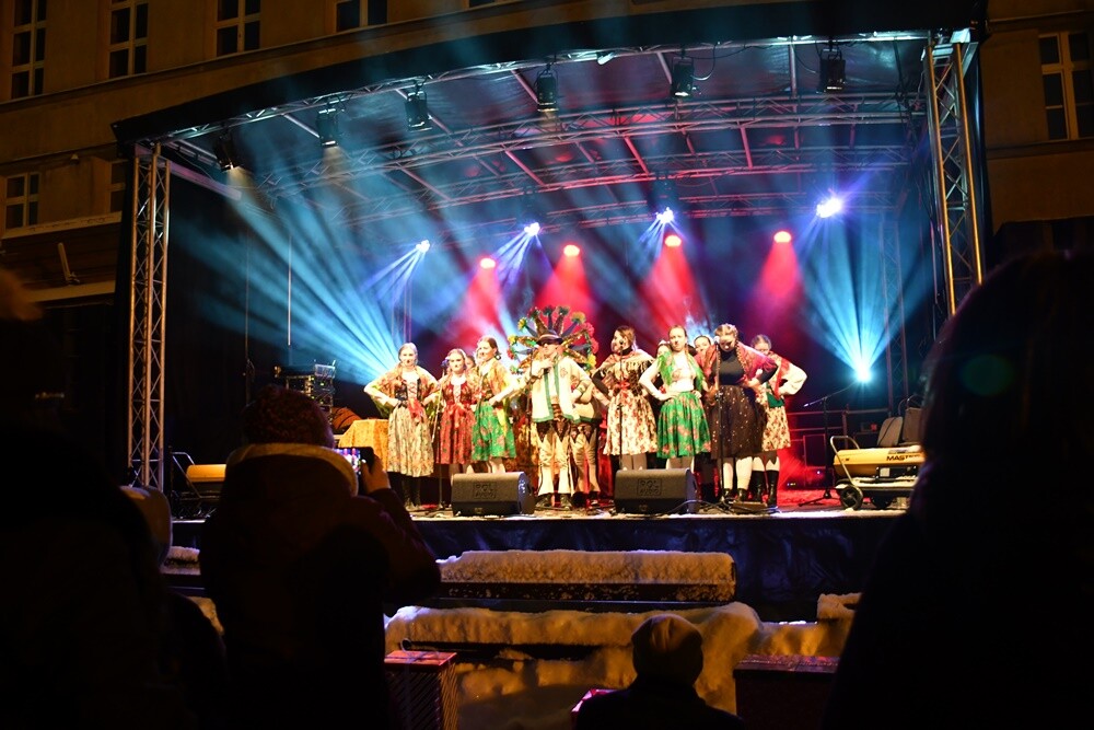 Spotkanie ze świętym Mikołajem, występ młodych artystów z Amatorskiego Teatru Pierro pod kierunkiem Anny Morajko-Fornal oraz koncert Sebastiana Riedla i Zespołu Cree - tak wyglądała sobotnia część Rudzkiego Kiermaszu Świątecznego.

fot. Jacek Knapik