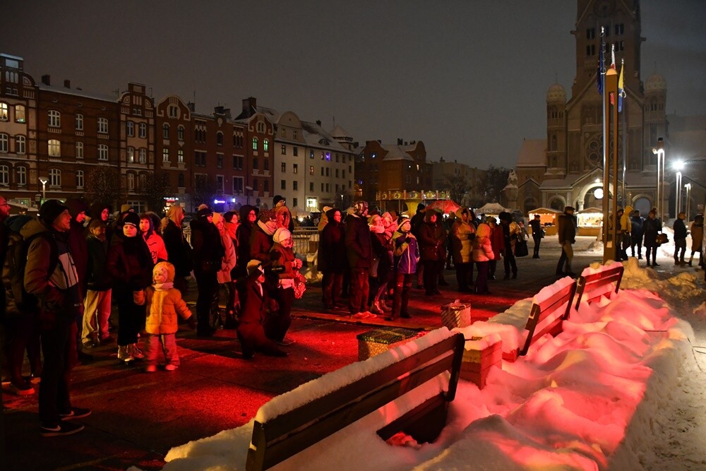 Spotkanie ze świętym Mikołajem, występ młodych artystów z Amatorskiego Teatru Pierro pod kierunkiem Anny Morajko-Fornal oraz koncert Sebastiana Riedla i Zespołu Cree - tak wyglądała sobotnia część Rudzkiego Kiermaszu Świątecznego.

fot. Jacek Knapik