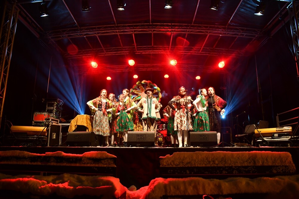 Spotkanie ze świętym Mikołajem, występ młodych artystów z Amatorskiego Teatru Pierro pod kierunkiem Anny Morajko-Fornal oraz koncert Sebastiana Riedla i Zespołu Cree - tak wyglądała sobotnia część Rudzkiego Kiermaszu Świątecznego.

fot. Jacek Knapik