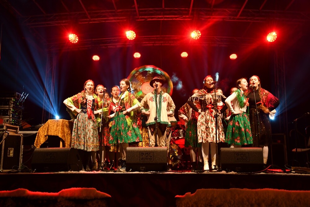 Spotkanie ze świętym Mikołajem, występ młodych artystów z Amatorskiego Teatru Pierro pod kierunkiem Anny Morajko-Fornal oraz koncert Sebastiana Riedla i Zespołu Cree - tak wyglądała sobotnia część Rudzkiego Kiermaszu Świątecznego.

fot. Jacek Knapik