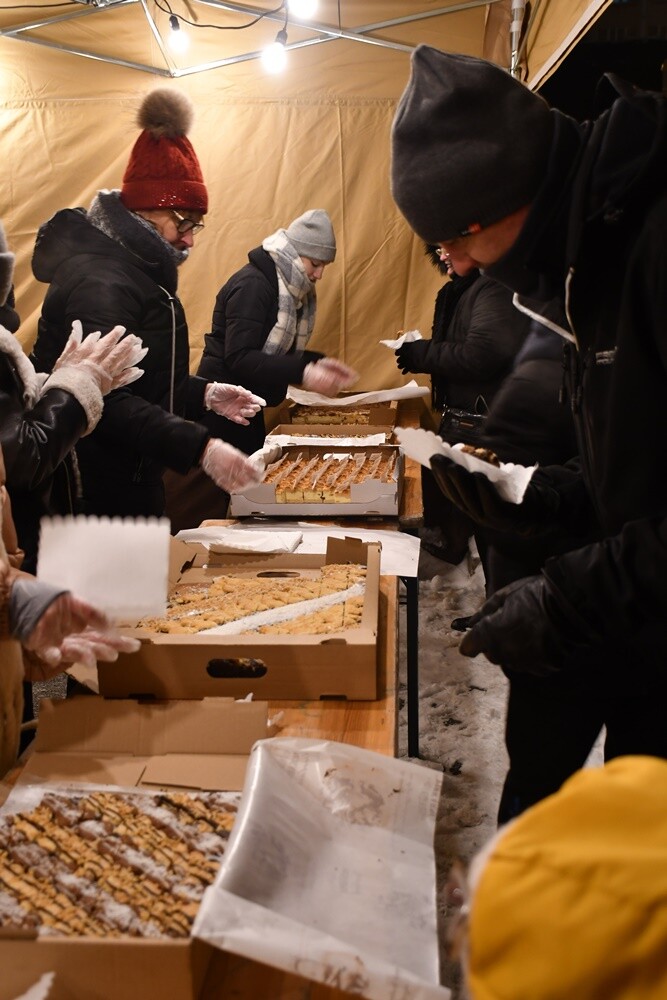 Spotkanie ze świętym Mikołajem, występ młodych artystów z Amatorskiego Teatru Pierro pod kierunkiem Anny Morajko-Fornal oraz koncert Sebastiana Riedla i Zespołu Cree - tak wyglądała sobotnia część Rudzkiego Kiermaszu Świątecznego.

fot. Jacek Knapik