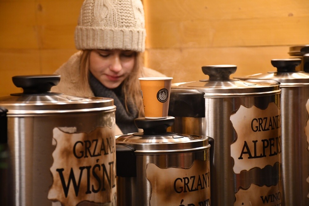 Spotkanie ze świętym Mikołajem, występ młodych artystów z Amatorskiego Teatru Pierro pod kierunkiem Anny Morajko-Fornal oraz koncert Sebastiana Riedla i Zespołu Cree - tak wyglądała sobotnia część Rudzkiego Kiermaszu Świątecznego.

fot. Jacek Knapik