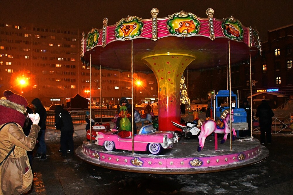 Spotkanie ze świętym Mikołajem, występ młodych artystów z Amatorskiego Teatru Pierro pod kierunkiem Anny Morajko-Fornal oraz koncert Sebastiana Riedla i Zespołu Cree - tak wyglądała sobotnia część Rudzkiego Kiermaszu Świątecznego.

fot. Jacek Knapik