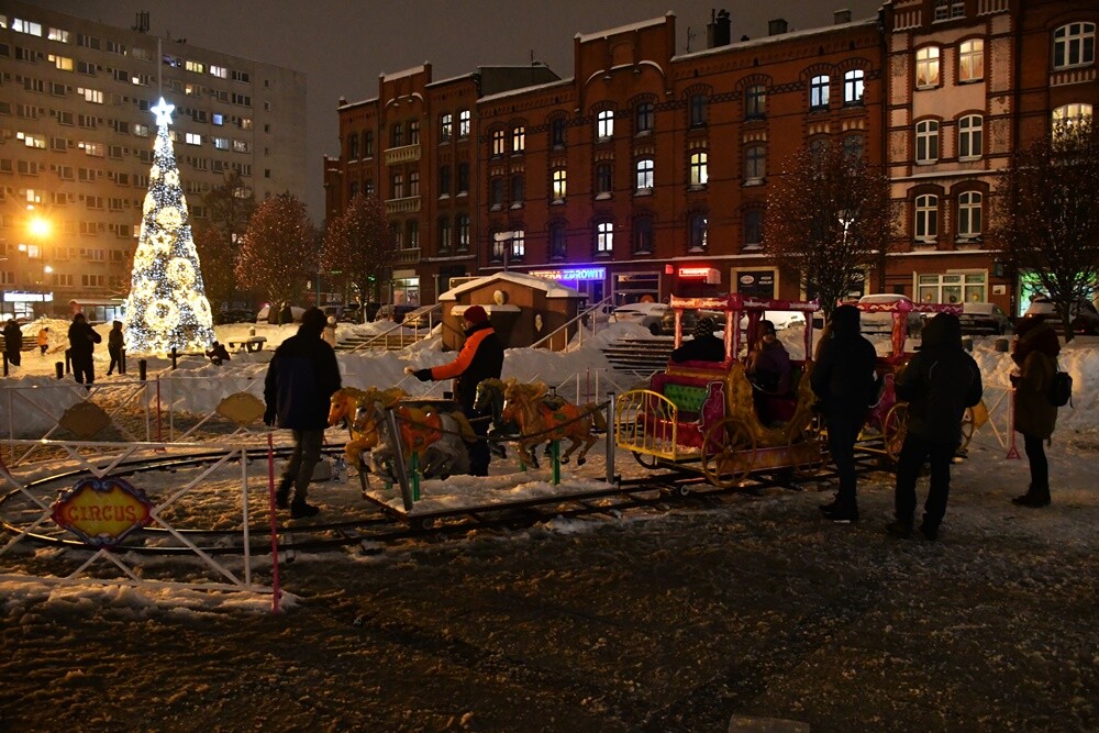Spotkanie ze świętym Mikołajem, występ młodych artystów z Amatorskiego Teatru Pierro pod kierunkiem Anny Morajko-Fornal oraz koncert Sebastiana Riedla i Zespołu Cree - tak wyglądała sobotnia część Rudzkiego Kiermaszu Świątecznego.

fot. Jacek Knapik