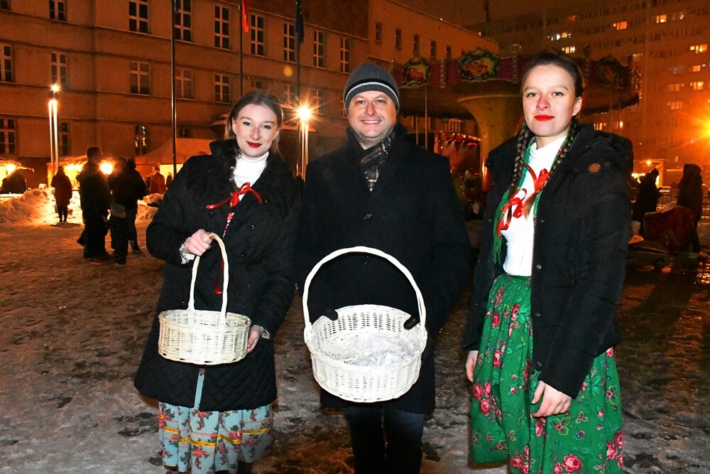 Spotkanie ze świętym Mikołajem, występ młodych artystów z Amatorskiego Teatru Pierro pod kierunkiem Anny Morajko-Fornal oraz koncert Sebastiana Riedla i Zespołu Cree - tak wyglądała sobotnia część Rudzkiego Kiermaszu Świątecznego.

fot. Jacek Knapik