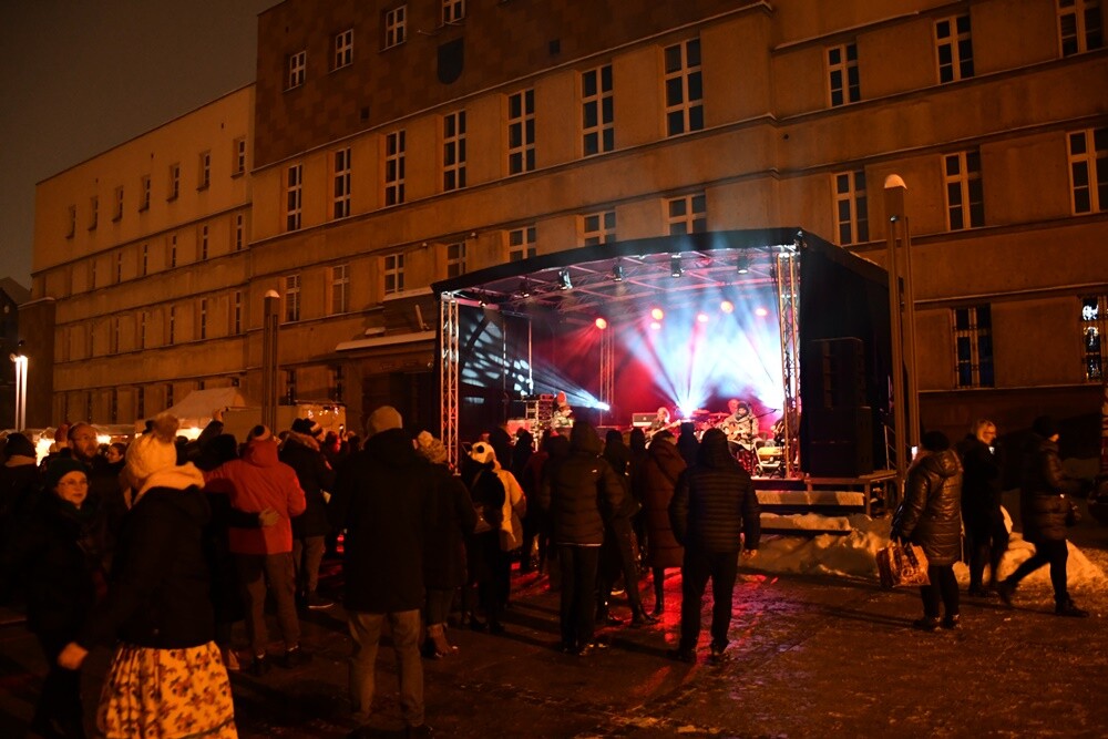 Spotkanie ze świętym Mikołajem, występ młodych artystów z Amatorskiego Teatru Pierro pod kierunkiem Anny Morajko-Fornal oraz koncert Sebastiana Riedla i Zespołu Cree - tak wyglądała sobotnia część Rudzkiego Kiermaszu Świątecznego.

fot. Jacek Knapik