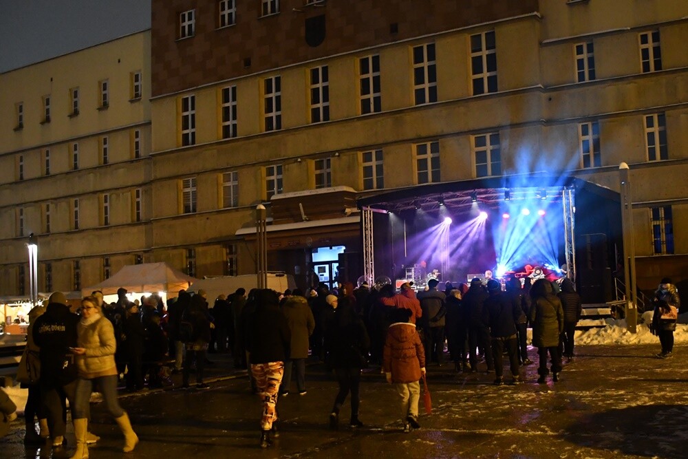 Spotkanie ze świętym Mikołajem, występ młodych artystów z Amatorskiego Teatru Pierro pod kierunkiem Anny Morajko-Fornal oraz koncert Sebastiana Riedla i Zespołu Cree - tak wyglądała sobotnia część Rudzkiego Kiermaszu Świątecznego.

fot. Jacek Knapik