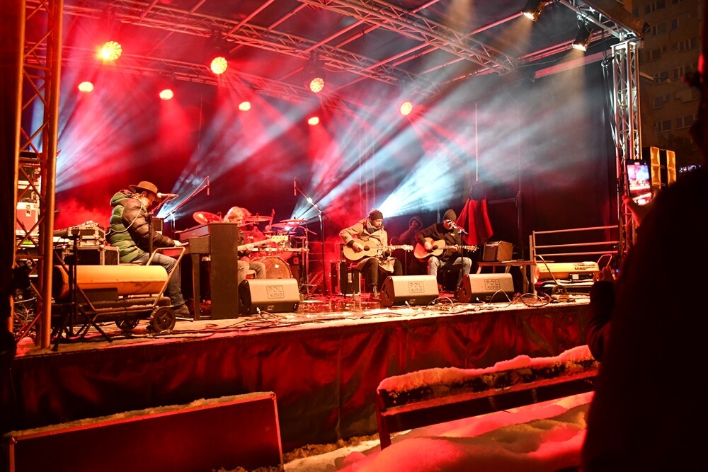 Spotkanie ze świętym Mikołajem, występ młodych artystów z Amatorskiego Teatru Pierro pod kierunkiem Anny Morajko-Fornal oraz koncert Sebastiana Riedla i Zespołu Cree - tak wyglądała sobotnia część Rudzkiego Kiermaszu Świątecznego.

fot. Jacek Knapik